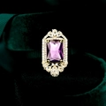 Nahaufnahme eines goldenen Rings mit violettem Edelstein auf grünem Samthintergrund - Violetter Stil(TD162)