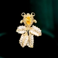 Nahaufnahme einer Goldfischbrosche mit gelbem Edelstein und Zirkonia-Verzierung - Hellgelber Stil (TB843)