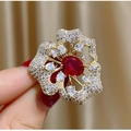 Eleganter goldener Blumenring mit großem rotem Mittelstein und Zirkon-Blüten - Rot (TB889)
