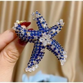 Broche de estrella de mar con circonitas azul oscuro y pétalos blancos en base dorada - Estilo Estrella de Mar Azul Profundo (TB214)