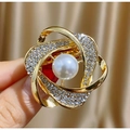 Elegante broche de flor dorada con perla blanca y pétalos en espiral con pedrería brillante - Estilo Perla de Flor en Espiral Dorada (TB196)