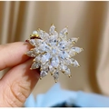 Broche de copo de nieve giratorio de lujo con cristales marquise y perlas elegantes - Estilo Copo de Nieve Dorado Blanco Claro (TB352)