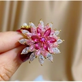 Elegante broche de flor copo de nieve rosa chapado en oro con cristales en seda champán - Estilo Copo de Nieve Dorado Rosa Degradado (TB230)