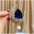 Spilla dorata elegante con cristallo a goccia blu scuro e perla su sfondo di seta - Stile Mezzaluna Zaffiro Blu Perla (TB254)