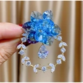 Elegante spilla a ghirlanda floreale dorata con cristalli blu sfumati e ciondolo a goccia - Stile Blu Sfumato (TB1249)