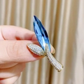 Eleganter Kristall-Blatt-Brosche mit marineblauem Edelstein und Zirkonia in Gold-Finish - Verlauf Blau Stil (TB1293)