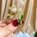 Eleganter Blumenbrosche mit Zirkonia, Perle und grünen Emaille-Blättern auf Gold-Finish - Emailliertes Blatt Perle Stil (N163)