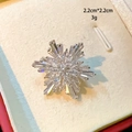 Elegant snowflake brooch with emerald-cut square cubic zirconia stones, size 2.2cm x 2.2cm - Silver Snowflake Style (D116)