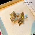Detailansicht einer 2,2 cm Gold-Schleifenbrosche mit Mikrozirkon-Kristallbesatz - Goldener Schleifenstil (B799) / Gold