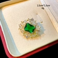 Detailansicht der grünen Smaragd-Lotos-Brosche, Größe 2,5cm x 2,3cm und Gewicht 4g - Smaragd Vintage Stil (D132)