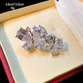 Nahaufnahme der Schmetterlingsbrosche mit Zirkonia-Steinen und Details zur Größe 3,6 cm x 2,0 cm - Transparenter Schmetterlingsstil (B053) / Silber