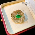 Makrodetail der Emaille-Lotosbrosche mit grünem Edelstein und Blumen-Kristalleinlage - Grüner Rosenstil (D096)