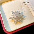 Detailansicht der Emaille-Lotusbrosche, 2,7cm x 2,7cm, mit funkelnden Kristallen - Goldene Schneeflockenblume (D052 Gold)