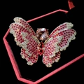Luxuriöse Schmetterlingsbrosche mit rosa und roten Kristallen auf schwarzem Samt - Prachtvoller Schmetterling Stil (B1547)