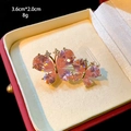 Detailansicht der Schmetterlingsbrosche mit rosa Zirkonia, Maße 3,6 cm mal 2,0 cm - Rosa Schmetterlingsstil (B836) / Rosa