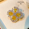 Détail broche trèfle avec pierres jaunes et zircons blancs, taille 2,4cm x 2,4cm - Style Trèfle Jaune (B887)