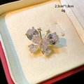 Exquisite goldene Schmetterlingsbrosche mit Kristallen, Maße 2.3cm mal 1.8cm - Goldener Schmetterling Stil (D048 Gold)