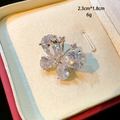 Makroaufnahme der silbernen Schmetterlingsbrosche mit Zirkonia, Größe 2,3x1,8 cm - Silberner Schmetterling Stil (D046 Silber)