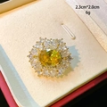 Détail d'une broche en cristal jaune avec pétales en diamant dans son écrin - Style de Fleur Jaune Citron (B838)