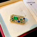 Detail von smaragdgrünem Brosche-Anhänger mit Maßen 2,3 cm x 1,3 cm im Schmuckkästchen - Smaragd-Rechteck-Stil (B833) / Gold