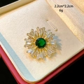 Nahaufnahme einer 2,2 cm Sonnenblumen-Brosche mit grünem Smaragdstein und Zirkon - Smaragdgrüner Sonnenblumen-Stil (D123)