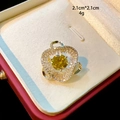 Elegant gold heart brooch with yellow crystal and white zircon inlay, size 2.1cm x 2.1cm - D151