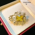 Detailaufnahme einer eleganten Blumenbrosche mit gelbem Edelstein und weißen Zirkonia - Quadratischer Gelber Edelstein Stil (D025)