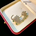 Élégante broche dinosaure en or avec zircons blancs et détails en pierres vertes - Forme de Dinosaure (D013)