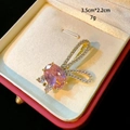 Vue macro d'une élégante broche lapin avec pierre rose et strass étincelants - Forme de Lapin Gemme Rose (D121)