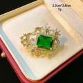 Eleganter goldener Kronen-Brosche mit smaragdgrünem Kristall und funkelnden Straßsteinen - Kronenstil Grüner Edelstein (D023)