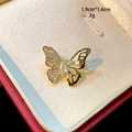 Detalle de broche de mariposa dorada con cristales y diseño de alas caladas - Broche de Mariposa Hueco Zirconia (D041)