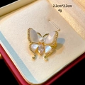 Vista macro de broche mariposa 2,2 cm con nácar natural, perla y detalles de circón - D018