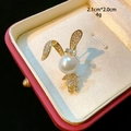 Broche lapin élégante ornée de perle blanche et strass sur finition dorée - Forme de Lapin en Perle (D118)