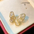 Nahaufnahme der goldenen Schmetterlingsbrosche mit Opalflügeln und Kristalldetails - Opal-Look Schmetterlingsstil (D112)