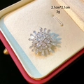 Macro d'une broche flocon de neige en argent avec zircons cubiques, taille 2,1cm x 2,1cm - Forme de Flocon de Neige (D080)