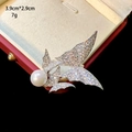 Detailaufnahme einer silbernen Schmetterlingsbrosche mit Zirkonia und einer großen Perle - Silberner Schmetterling Perlen Stil (B339)