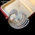 Makroansicht der Kristallblumen-Brosche mit großer Perle und Zirkon-Inlay in Geschenkbox - Mondsichel Gebogen Zirkonia Stil (B138)