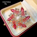 Eleganter Blumen-Brosche mit rosa Zirkonia und Perle, Größe 4,9 cm x 4,9 cm in Box - Rosa Marquise Edelstein Blume Stil (B090)