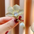 Eleganter Gold-Blumenbrosche mit Zirkonia-Blütenblättern und weißer Perle Anhänger - Birnenförmiger Hauptstein Blume Stil (B1337)