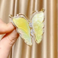 Elegante broche de mariposa en oro con nácar natural de concha y circonitas brillantes - Amarillo (B1723)