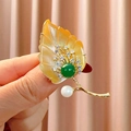 Goldene Ahornblatt-Brosche mit Muschel, smaragdgrüner Perle und weißer Perle für Damen - Geschnitztes Blatt Perle Stil (B1746)