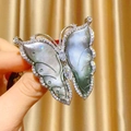 Lujoso broche de mariposa con nácar gris natural y circonitas brillantes - Gris (B1723)