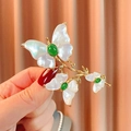 Elegante spilla a farfalla in conchiglia naturale con gemma verde e oro - Conchiglia Bianca