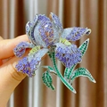 Spilla elegante a forma di iris viola con cristalli verdi tenuta in mano - Iris Viola (B1802)