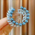 Eleganter Broschen-Weizenkranz mit meerblauen Perlen und Zirkonia in Silber-Optik - Blauperlen-Kranz-Stil (B1826)
