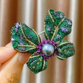 Broche de mariposa con circonitas, perla gris oscuro y piedras preciosas de colores - Estilo Perla Mariposa (B1872)