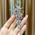 Elegante ekster bloem broche met zirkonia pavé en robijn op bruine achtergrond - Elegante Ekster Bloem Kwastje Stijl (B1888)