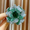 Elegante camellia broche met groene zirkoon inleg en zilveren bloembladen - Smaragdgroene Pioenroos Stijl (B1891)