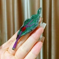 Elegante spilla a foglia con cristalli verdi scintillanti e pietra rossa centrale - Verde (B1890)