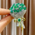 Spilla fiore verde smeraldo elegante con intarsio in zirconi e nastro dorato lucido - B1915